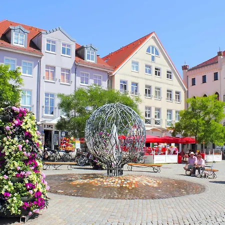 Grosse Sommerliebe - Nah Am Volksbad Und Radwanderweg * Waren (Mueritz)